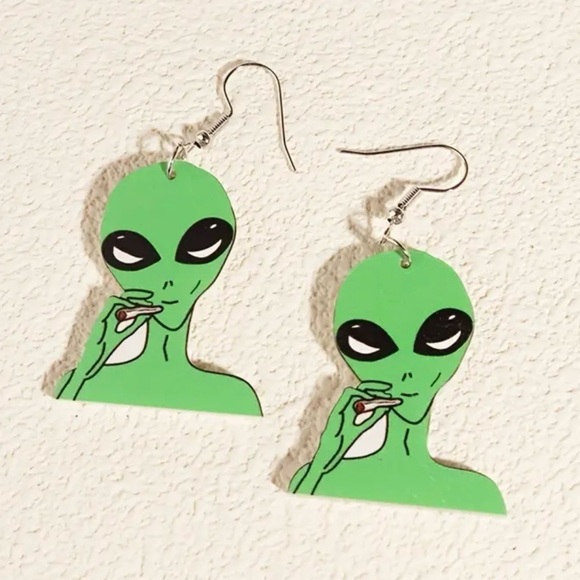 Green Alien Smoking Earrings – Funny Weirdcore Space Halloween Jewelry - Picture 3 of 11